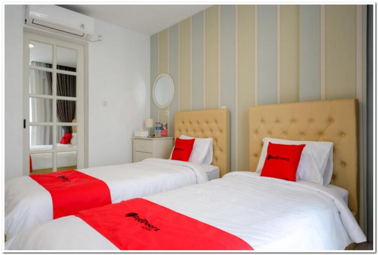 Reddoorz Plus @ Madukoro Raya Semarang Extérieur photo