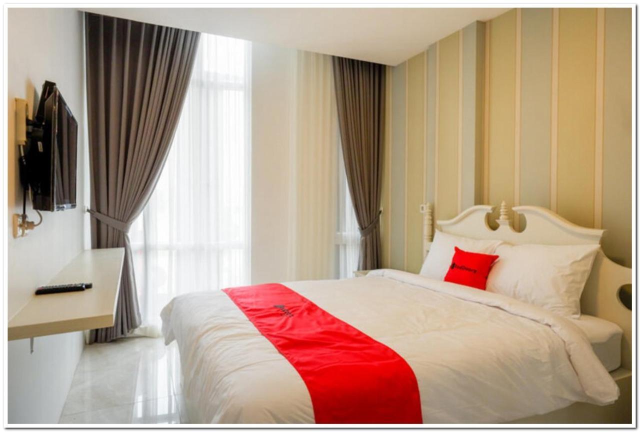 Reddoorz Plus @ Madukoro Raya Semarang Extérieur photo