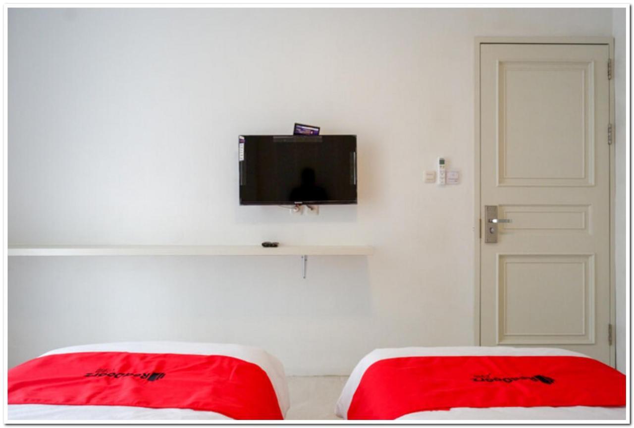 Reddoorz Plus @ Madukoro Raya Semarang Extérieur photo