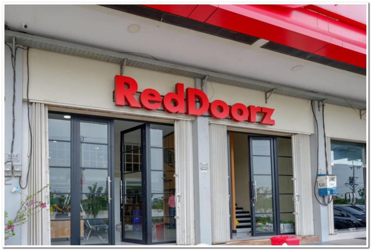 Reddoorz Plus @ Madukoro Raya Semarang Extérieur photo