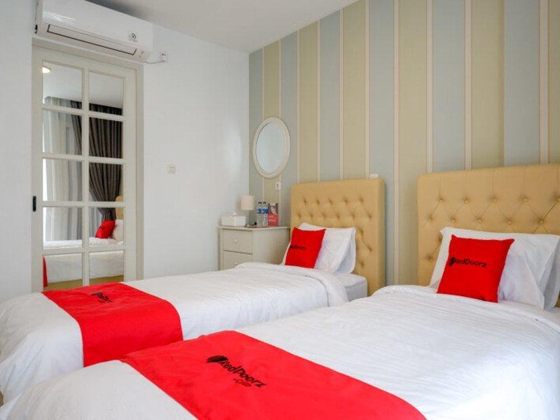 Reddoorz Plus @ Madukoro Raya Semarang Extérieur photo